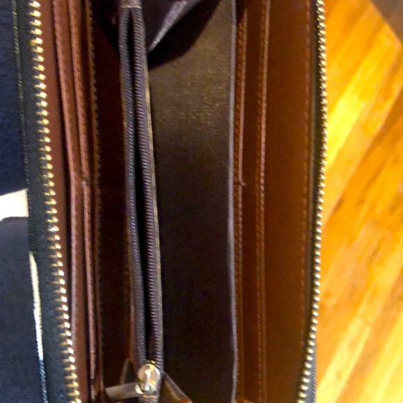 Wristlet/wallet zip around black/handpainted design w/card slots - Picture 5 of 6